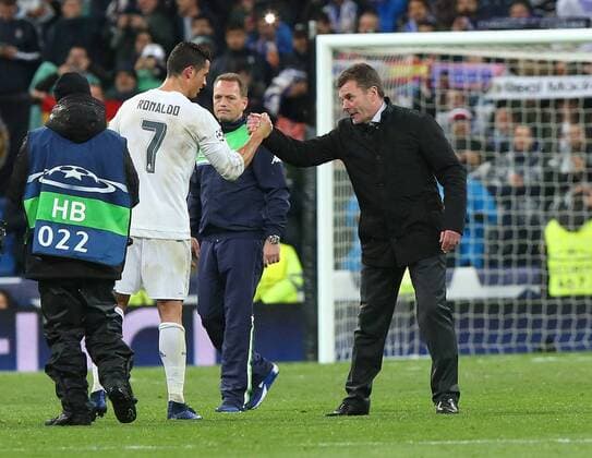 Madrid Real Madrid vs VfL, CL Madrid, Spanien. 12.04.2016, FUßBALL - Real Madrid vs VfL Wolfsburg, Viertelfinale, Champions League, Saison 2015-2016, Estadio Santiago Bernabeu. Bild zeigt: Cristiano Ronaldo (Real Madrid), Cheftrainer Dieter Hecking (VfL Wolfsburg) Spielende