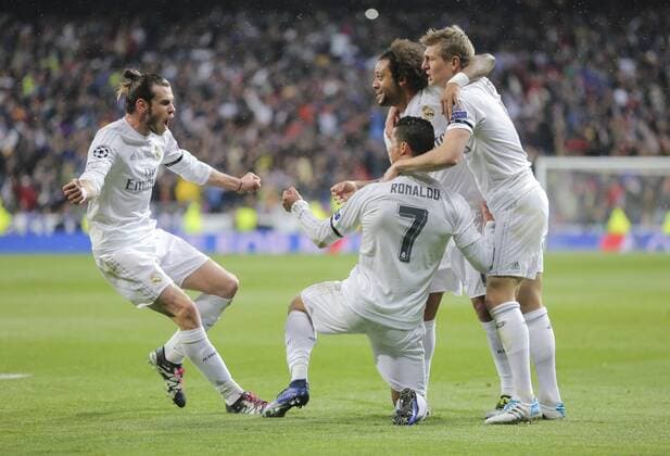 Cristiano RONALDO, Real Madrid 7 Torjubel, Jubel nach dem Tor zum 2-0 mit MARCELO, Real Madrid 12 Toni KROOS, Real Madrid 8 Gareth BALE, Real Madrid 11 Luka MODRIC, Real Madrid 19 REAL MADRID - VFL WOLFSBURG 3-0 Quarterfinal, Football UEFA Champions League, Wolfsburg, 12.04.2016 CL Saison 2015 2016