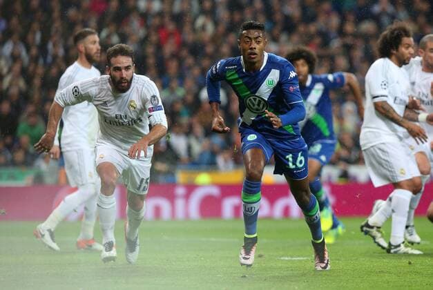 Madrid Real Madrid vs VfL, CL Madrid, Spanien. 12.04.2016, FUßBALL - Real Madrid vs VfL Wolfsburg, Viertelfinale, Champions League, Saison 2015-2016, Estadio Santiago Bernabeu. Bild zeigt: Daniel Carvajal (Real Madrid), Bruno Henrique (VfL Wolfsburg)