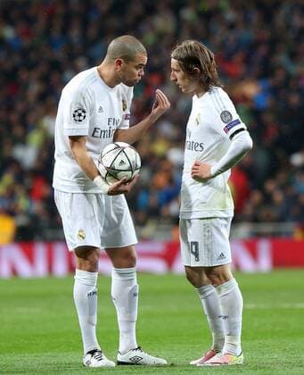 Madrid Real Madrid vs VfL, CL Madrid, Spanien. 12.04.2016, FUßBALL - Real Madrid vs VfL Wolfsburg, Viertelfinale, Champions League, Saison 2015-2016, Estadio Santiago Bernabeu. Bild zeigt: Pepe (Real Madrid), Luka Modric (Real Madrid)