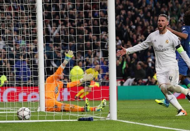 Madrid Real Madrid vs VfL, CL Madrid, Spanien. 12.04.2016, FUßBALL - Real Madrid vs VfL Wolfsburg, Viertelfinale, Champions League, Saison 2015-2016, Estadio Santiago Bernabeu. Bild zeigt: Tor zum 3:0, Torwart Diego Benaglio (VfL Wolfsburg), Sergio Ramos (Real Madrid)