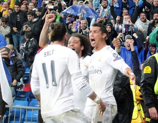 Madrid Real Madrid vs VfL, CL Madrid, Spanien. 12.04.2016, FUßBALL - Real Madrid vs VfL Wolfsburg, Viertelfinale, Champions League, Saison 2015-2016, Estadio Santiago Bernabeu. Bild zeigt: Cristiano Ronaldo (Real Madrid) jubelt mit der Mannschaft nach seinem Tor zum 3:0