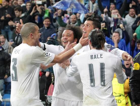 Madrid Real Madrid vs VfL, CL Madrid, Spanien. 12.04.2016, FUßBALL - Real Madrid vs VfL Wolfsburg, Viertelfinale, Champions League, Saison 2015-2016, Estadio Santiago Bernabeu. Bild zeigt: Cristiano Ronaldo (Real Madrid) jubelt mit der Mannschaft nach seinem Tor zum 3:0