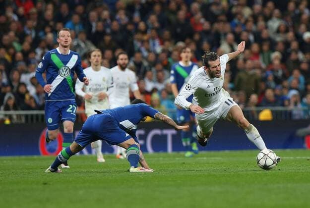 Madrid Real Madrid vs VfL, CL Madrid, Spanien. 12.04.2016, FUßBALL - Real Madrid vs VfL Wolfsburg, Viertelfinale, Champions League, Saison 2015-2016, Estadio Santiago Bernabeu. Bild zeigt: Vieirinha (VfL Wolfsburg), Gareth Bale (Real Madrid)