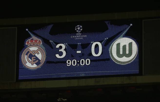 Madrid Real Madrid vs VfL, CL Madrid, Spanien. 12.04.2016, FUßBALL - Real Madrid vs VfL Wolfsburg, Viertelfinale, Champions League, Saison 2015-2016, Estadio Santiago Bernabeu. Bild zeigt: Infotafel, Endergebnis