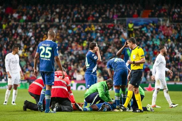 Fußball, Bundesliga, UEFA Champions League, Real Madrid - VfL Wolfsburg; Bruno Henrique (Wolfsburg, 16) Verletzt, am Boden, behandelt, injury, injured, hurt. xtgx