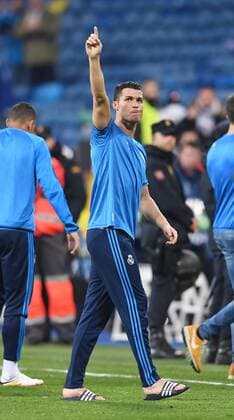 FUSSBALL CHAMPIONS LEAGUE SAISON 2015 2016 VIERTELFINAL RUECKSPIEL Real Madrid - VfL Wolfsburg 12.04.2016 Ehrenrunde in Badelatschen; Cristiano Ronaldo (Real Madrid) jubelt 30 Minute nach Spielende erneut im Santiago Bernabeu Stadion in Madrid 