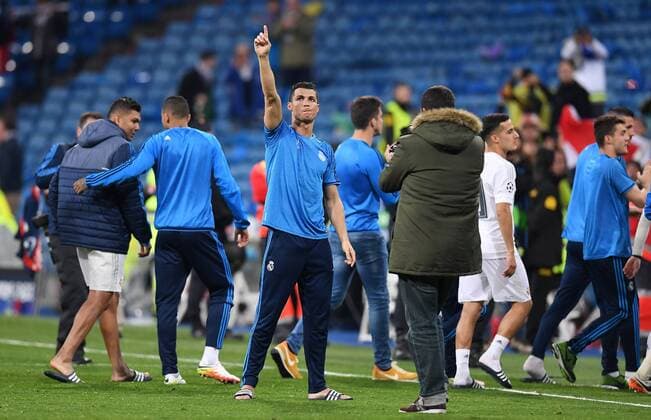 FUSSBALL CHAMPIONS LEAGUE SAISON 2015 2016 VIERTELFINAL RUECKSPIEL Real Madrid - VfL Wolfsburg 12.04.2016 Ehrenrunde in Badelatschen; Cristiano Ronaldo (Mitte, Real Madrid) jubelt 30 Minute nach Spielende erneut im Santiago Bernabeu Stadion in Madrid 
