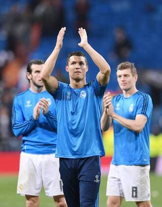 FUSSBALL CHAMPIONS LEAGUE SAISON 2015 2016 VIERTELFINAL RUECKSPIEL Real Madrid - VfL Wolfsburg 12.04.2016 Ehrenrunde; Cristiano Ronaldo (Real Madrid) jubelt 30 Minute nach Spielende erneut im Santiago Bernabeu Stadion in Madrid 