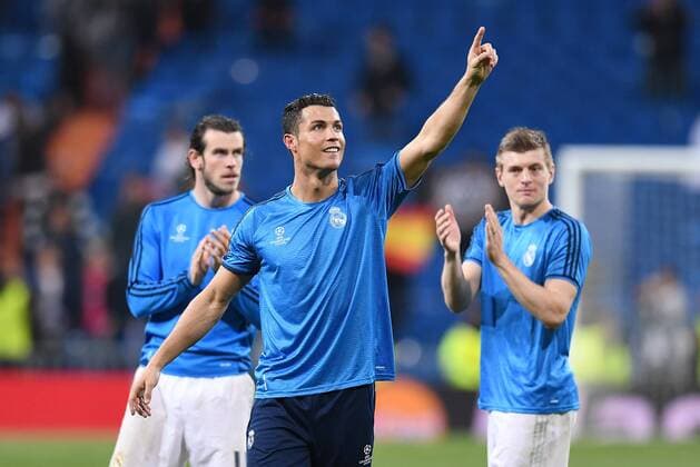 FUSSBALL CHAMPIONS LEAGUE SAISON 2015 2016 VIERTELFINAL RUECKSPIEL Real Madrid - VfL Wolfsburg 12.04.2016 Ehrenrunde; Cristiano Ronaldo (Real Madrid) jubelt 30 Minute nach Spielende erneut im Santiago Bernabeu Stadion in Madrid 