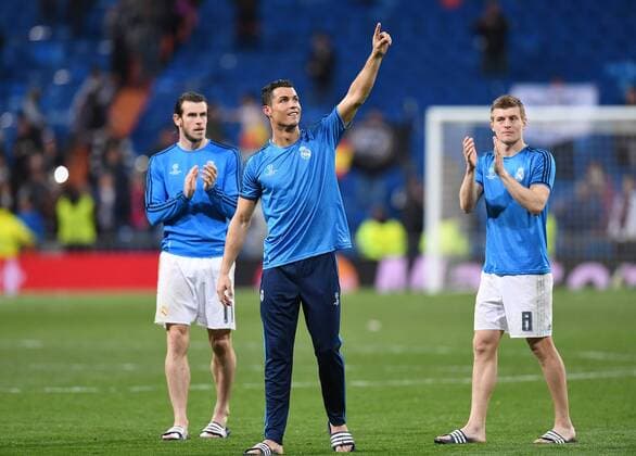 FUSSBALL CHAMPIONS LEAGUE SAISON 2015 2016 VIERTELFINAL RUECKSPIEL Real Madrid - VfL Wolfsburg 12.04.2016 Ehrenrunde in Badelatschen; Cristiano Ronaldo (Mitte, Real Madrid) jubelt mit Gareth Bale (hinten li, Real Madrid) und Toni Kroos (hinten re, Real Madrid) 30 Minute nach Spielende erneut im Santiago Bernabeu Stadion in Madrid 