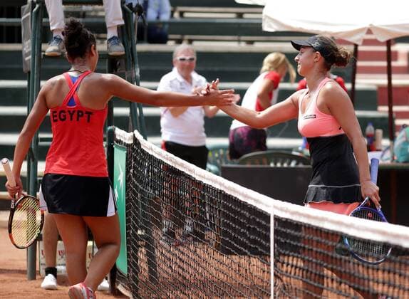 TENNIS - ITF, Fed Cup KAIRO,EGYPT,13.APR.16 - TENNIS - ITF, Fed Cup, Europe Africa Zone II, Group 1, Egypt vs Austria. Image shows Sandra Samir (EGY) and Tamira Paszek (AUT). GEPAxpictures xWalterxLuger