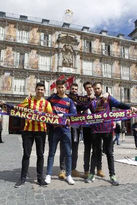 FC Barcelona Barca fans pose at the Plaza Mayor square hours before the start of the UEFA Champions League s quarter final second leg match against Atletico Madrid at the Vicente Calderon stadium, in Madrid, 13 April 2016. FC Barcelona vs. Athletico Madrid atmosphere in Madrid !ACHTUNG: NUR REDAKTIONELLE NUTZUNG!  GRA185 20160413-635961576121049907