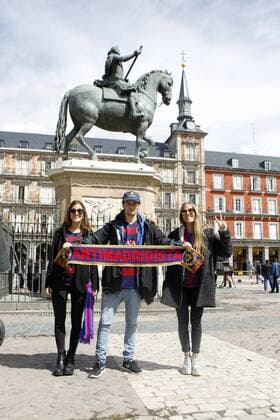FC Barcelona Barca fans pose at the Plaza Mayor square hours before the start of the UEFA Champions League s quarter final second leg match against Atletico Madrid at the Vicente Calderon stadium, in Madrid, 13 April 2016. FC Barcelona vs. Athletico Madrid atmosphere in Madrid !ACHTUNG: NUR REDAKTIONELLE NUTZUNG!  GRA185 20160413-635961576765797907
