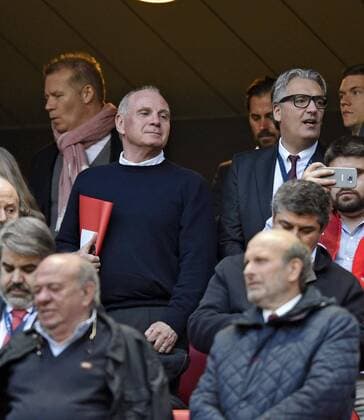 13.04.2016, Fussball Championsleague 2015 2016, Viertelfinale Rückspiel, FC Benfica Lissabon - Bayern München, Ex-Präsident Uli Hoeness (li, Bayern München) auf der Ehrentribüne. 