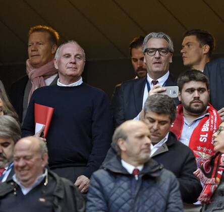 13.04.2016, Fussball Championsleague 2015 2016, Viertelfinale Rückspiel, FC Benfica Lissabon - Bayern München, Ex-Präsident Uli Hoeness (li, Bayern München) auf der Ehrentribüne. 