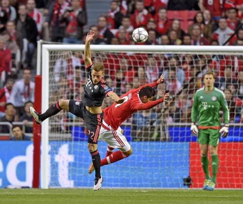13.04.2016, Fussball Championsleague 2015 2016, Viertelfinale Rückspiel, FC Benfica Lissabon - Bayern München, v.li: Joshua Kimmich (FC Bayern München) gegen Jonas (Benfica Lissabon). 