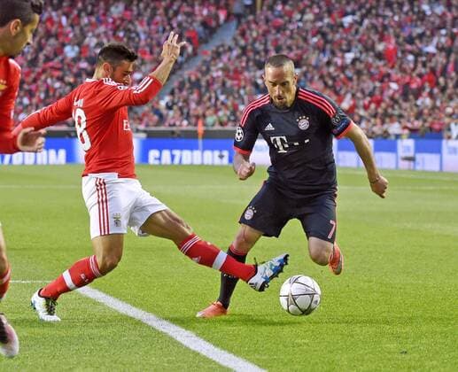 13.04.2016, Fussball Championsleague 2015 2016, Viertelfinale Rückspiel, FC Benfica Lissabon - Bayern München, v.li: Eduardo Salvio (Benfica Lissabon) gegen Franck Ribery (FC Bayern München). 
