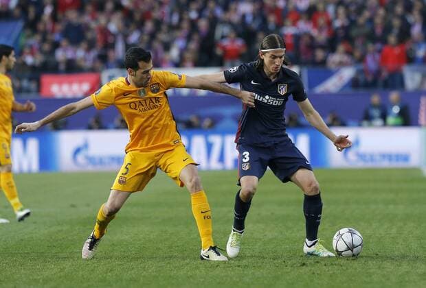 Atletico de Madrid Brazilian defense Filpe Luis (R) and FC Barcelona Barca Segio Busquets fight for the ball during a Champions League quarter final second leg match between Atletico de Madrid and FC Barcelona at Vicente Calderon stadium in Madrid, Spain, 13 April 2016. ATLETICO MADRID VS BARCELONA !ACHTUNG: NUR REDAKTIONELLE NUTZUNG!  MAD005 20160413-635961781580612418