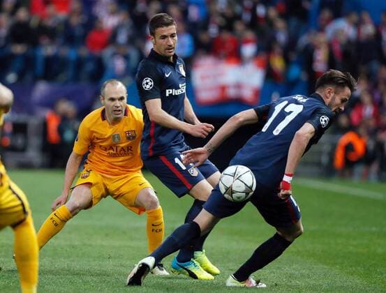 Atletico de Madrid players Gabi Fernandez (C) and Saul Niguez fight for the ball with FC Barcelona Barca Andres Iniesta (L) during a Champions League quarter final second leg match between Atletico de Madrid and FC Barcelona at Vicente Calderon stadium in Madrid, Spain, 13 April 2016. EFE JuanJo Martin ATLETICO MADRID VS BARCELONA !ACHTUNG: NUR REDAKTIONELLE NUTZUNG!  MAD007 20160413-635961788298982226