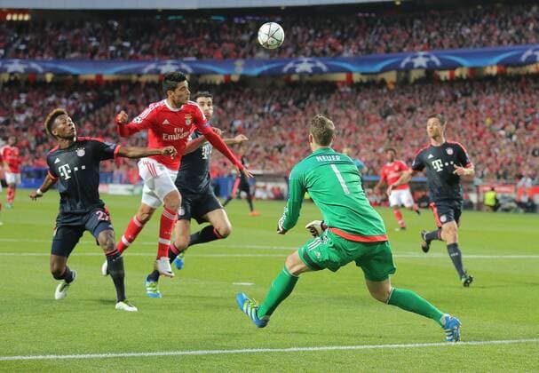 Raul JIMENEZ, Liss 9 Torschuss, schiesst das Tor zum 1-0 Fehler Manuel NEUER, FCB 1 BENFICA LISSABON - FC BAYERN MUENCHEN Quarterfinal, Football UEFA Champions League, Lissabon, 13.04.2016 CL Saison 2015 2016