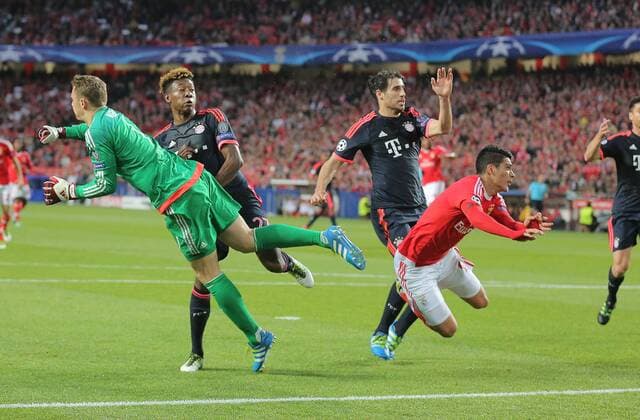 Raul JIMENEZ, Liss 9 Torschuss, schiesst das Tor zum 1-0 Fehler Manuel NEUER, FCB 1 BENFICA LISSABON - FC BAYERN MUENCHEN Quarterfinal, Football UEFA Champions League, Lissabon, 13.04.2016 CL Saison 2015 2016
