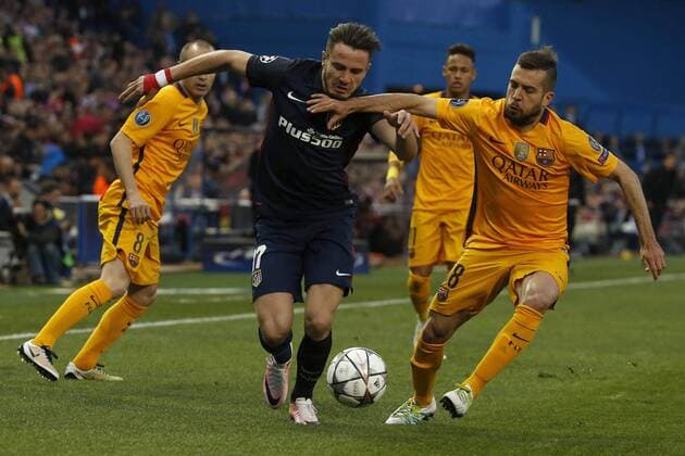 Atletico de Madrid midfielder Saul (L) and FC Barcelona Barca defense Jordi Alba fight for the ball during a Champions League quarter final second leg match between Atletico de Madrid and FC Barcelona at Vicente Calderon stadium in Madrid, Spain, 13 April 2016. ATLETICO MADRID VS BARCELONA !ACHTUNG: NUR REDAKTIONELLE NUTZUNG!  MAD010 20160413-635961789633094226