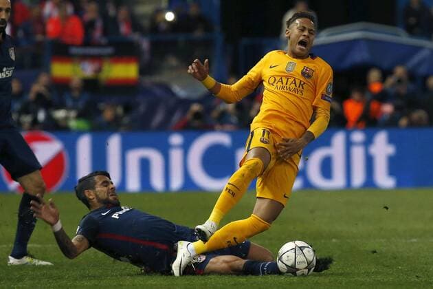 Atletico de Madrid Argentinian midfielder Augusto Fernandez (L) and FC Barcelona Barca Brazilian forward Neymar Da Silva fight for the ball during a Champions League quarter final second leg match between Atletico de Madrid and FC Barcelona at Vicente Calderon stadium in Madrid, Spain, 13 April 2016. ATLETICO MADRID VS BARCELONA !ACHTUNG: NUR REDAKTIONELLE NUTZUNG!  MAD011 20160413-635961790300462226