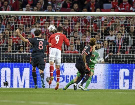 13.04.2016, Fussball Championsleague 2015 2016, Viertelfinale Rückspiel, FC Benfica Lissabon - Bayern München, Kopfballtor durch Raul Jimenez (2.v.li, Benfica Lissabon), Javi Martinez (FC Bayern München), David Alaba (FC Bayern München) und Torwart Manuel Neuer (v.li: FC Bayern München) können es nicht verhindern. 