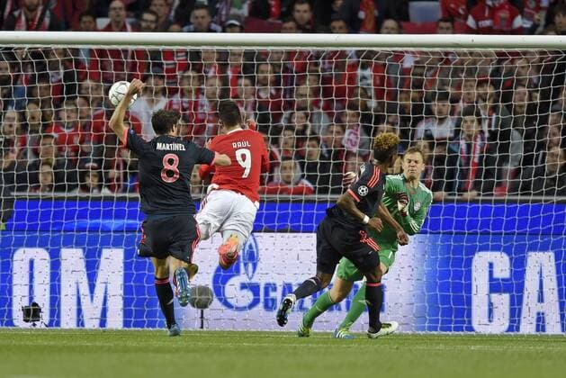 13.04.2016, Fussball Championsleague 2015 2016, Viertelfinale Rückspiel, FC Benfica Lissabon - Bayern München, Kopfballtor durch Raul Jimenez (2.v.li, Benfica Lissabon), Javi Martinez (FC Bayern München), David Alaba (FC Bayern München) und Torwart Manuel Neuer (v.li: FC Bayern München) können es nicht verhindern. 