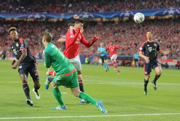 Raul JIMENEZ, Liss 9 Torschuss, schiesst das Tor zum 1-0 Fehler Manuel NEUER, FCB 1 BENFICA LISSABON - FC BAYERN MUENCHEN Quarterfinal, Football UEFA Champions League, Lissabon, 13.04.2016 CL Saison 2015 2016