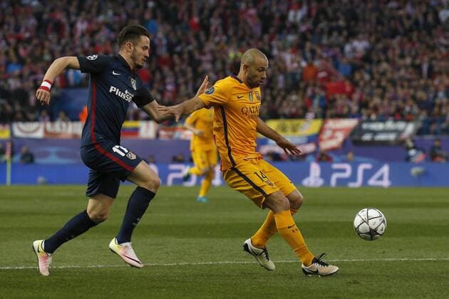 FC Barcelona Barca Argentinian midfielder Mascherano (R) and Atletico de Madrid midfielder Saul fight for the ball during a Champions League quarter final second leg match between Atletico de Madrid and FC Barcelona at Vicente Calderon stadium in Madrid, Spain, 13 April 2016. ATLETICO MADRID VS BARCELONA !ACHTUNG: NUR REDAKTIONELLE NUTZUNG!  MAD013 20160413-635961792237350226