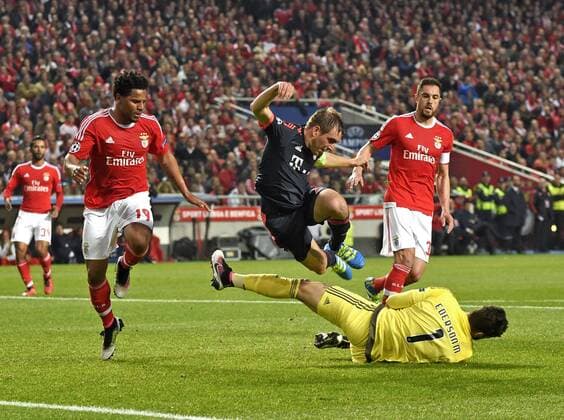13.04.2016, Fussball Championsleague 2015 2016, Viertelfinale Rückspiel, FC Benfica Lissabon - Bayern München, Philipp Lahm (mitte, FC Bayern München) gegen Torwart Ederson (re, Benfica Lissabon). li.: Eliseu (Benfica Lissabon). 