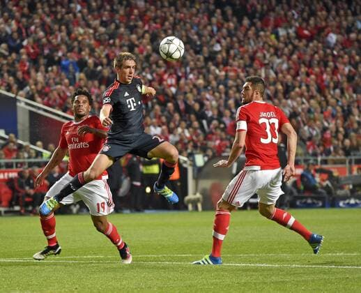 13.04.2016, Fussball Championsleague 2015 2016, Viertelfinale Rückspiel, FC Benfica Lissabon - Bayern München, v.li: Eliseu (Benfica Lissabon) gegen Philipp Lahm (FC Bayern München) und Jardel (Benfica Lissabon). 