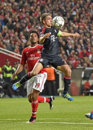 13.04.2016, Fussball Championsleague 2015 2016, Viertelfinale Rückspiel, FC Benfica Lissabon - Bayern München, v.li: Eliseu (Benfica Lissabon) gegen Philipp Lahm (FC Bayern München). 