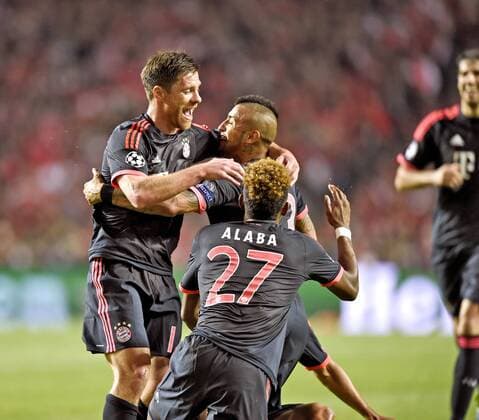 13.04.2016, Fussball Championsleague 2015 2016, Viertelfinale Rückspiel, FC Benfica Lissabon - Bayern München, Torjubel Arturo Vidal (FC Bayern München), li: Xabi Alonso (mitte, FC Bayern München) re: David Alaba (FC Bayern München). 