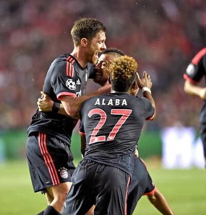 Bilder des Tages - SPORT 13.04.2016, Fussball Championsleague 2015 2016, Viertelfinale Rückspiel, FC Benfica Lissabon - Bayern München, Torjubel Arturo Vidal (FC Bayern München), li: Xabi Alonso (mitte, FC Bayern München) re: David Alaba (FC Bayern München). 