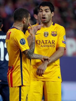 FC Barcelona Barca Uruguayan forward Luis Suarez (R) and Brazilian defense Dani Alves talk during a Champions League quarter final second leg match between Atletico de Madrid and FC Barcelona at Vicente Calderon stadium in Madrid, Spain, 13 April 2016. ATLETICO MADRID VS BARCELONA !ACHTUNG: NUR REDAKTIONELLE NUTZUNG!  MAD016 20160413-635961803084810226