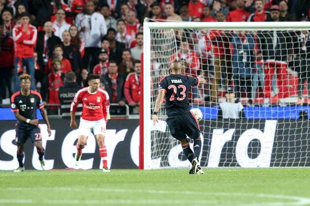 Lissabon Arturo Vidal (FC Bayern Meunchen) mit dem Toschuss zum 1:1 , Benfica Lissabon vs. FC Bayern Muenchen, Fussball, Champions League Viertelfinale, 13.04.2016, Copyright: Langer Eibner-Pressefoto EP_HLR