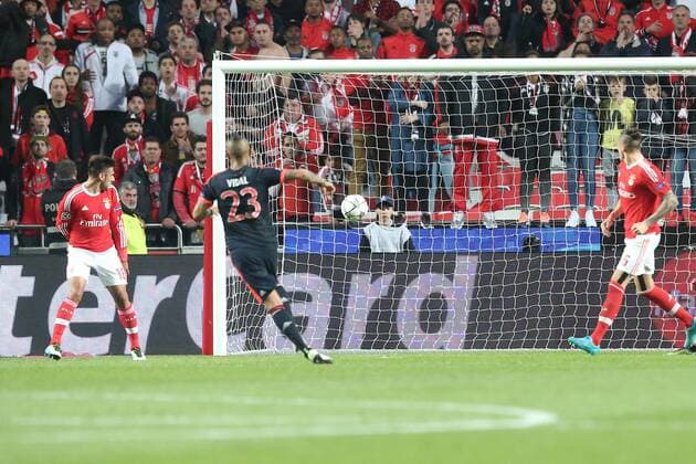Lissabon Arturo Vidal (FC Bayern Meunchen) mit dem Toschuss zum 1:1 , Benfica Lissabon vs. FC Bayern Muenchen, Fussball, Champions League Viertelfinale, 13.04.2016, Copyright: Langer Eibner-Pressefoto EP_HLR