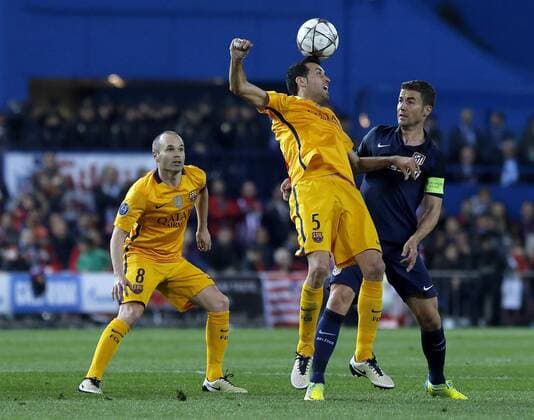 FC Barcelona Barca midfielder Sergio Busquets (L) and Atletico de Madrid midfielder Gabi (R) fight for the ball during a Champions League quarter final second leg match between Atletico de Madrid and FC Barcelona at Vicente Calderon stadium in Madrid, Spain, 13 April 2016. ATLETICO MADRID VS BARCELONA !ACHTUNG: NUR REDAKTIONELLE NUTZUNG!  MAD017 20160413-635961805065386226