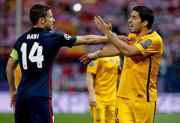 FC Barcelona Barca Uruguayan forward Luis Suarez (R) and Atletico de Madrid midfielder Gabi (L) fight during a Champions League quarter final second leg match between Atletico de Madrid and FC Barcelona at Vicente Calderon stadium in Madrid, Spain, 13 April 2016. ATLETICO MADRID VS BARCELONA !ACHTUNG: NUR REDAKTIONELLE NUTZUNG!  MAD018 20160413-635961805136990226