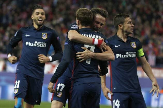 Atletico de Madrid midfielder Saul Niguez (C) hugs French foreward Antoine Griezmann after he scored the first goal for the team during a Champions League quarter final second leg match between Atletico de Madrid and FC Barcelona Barca at Vicente Calderon stadium in Madrid, Spain, 13 April 2016. ATLETICO MADRID VS BARCELONA !ACHTUNG: NUR REDAKTIONELLE NUTZUNG!  MAD022 20160413-635961807218966226