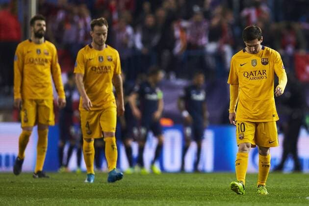 13.04.2016, xslx, Fussball UEFA Champions League, Atletico Madrid - FC Barcelona Barca emspor, v.l. Lionel Messi (FC Barcelona) schaut enttaeuscht nach den Tor von Griezmann (Atletico de Madrid)