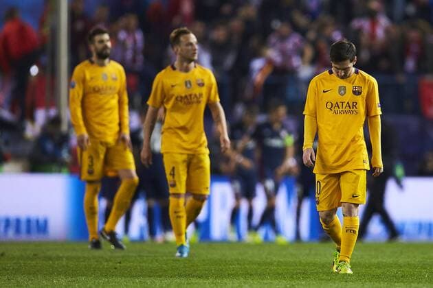 13.04.2016, xslx, Fussball UEFA Champions League, Atletico Madrid - FC Barcelona Barca emspor, v.l. Lionel Messi (FC Barcelona) schaut enttaeuscht nach den Tor von Griezmann (Atletico de Madrid)