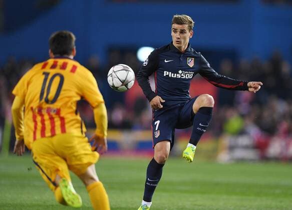 FUSSBALL CHAMPIONS LEAGUE SAISON 2015 2016 VIERTELFINAL RUECKSPIEL Atletico Madrid - FC Barcelona Barca 13.04.2016 Antoine Griezmann (re, Atletico Madrid) gegen Lionel Messi (Barca) 