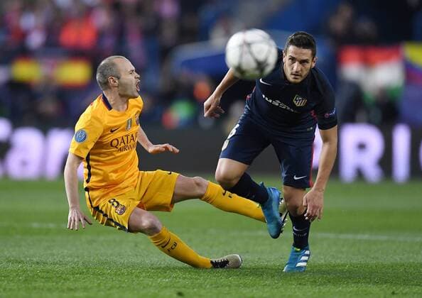 FUSSBALL CHAMPIONS LEAGUE SAISON 2015 2016 VIERTELFINAL RUECKSPIEL Atletico Madrid - FC Barcelona Barca 13.04.2016 Koke (re, Atletico Madrid) steigt hart gegen Andres Iniesta (Barca) ein 