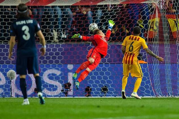 Mittwoch 13.04.2016, Champions League - Viertelfinale, Rueckspiel in Madrid, Saison 2015 2016, Atletico Madrid - FC Barcelona Barca Antoine Griezmann (Atletico Madrid 7) erzielt das 1 zu 0 gegen Torwart Marc-Andre ter Stegen (Barcelona 1) DeFodi507