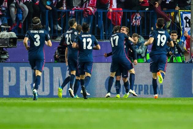 Mittwoch 13.04.2016, Champions League - Viertelfinale, Rueckspiel in Madrid, Saison 2015 2016, Atletico Madrid - FC Barcelona Barca Jubel um den Torschuetzen zum 1 zu 0 Antoine Griezmann (Atletico Madrid 7) DeFodi507