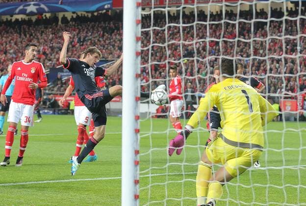 Thomas MUELLER, MÜLLER, FCB 25 Torschuss, schiesst das Tor zum 1-2 BENFICA LISSABON - FC BAYERN MUENCHEN Quarterfinal, Football UEFA Champions League, Lissabon, 13.04.2016 CL Saison 2015 2016